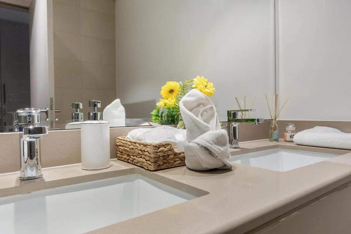 Prime Location 2Br Apartment With Pool & Dining Nearby 阿布扎比 阿拉伯联合酋长国