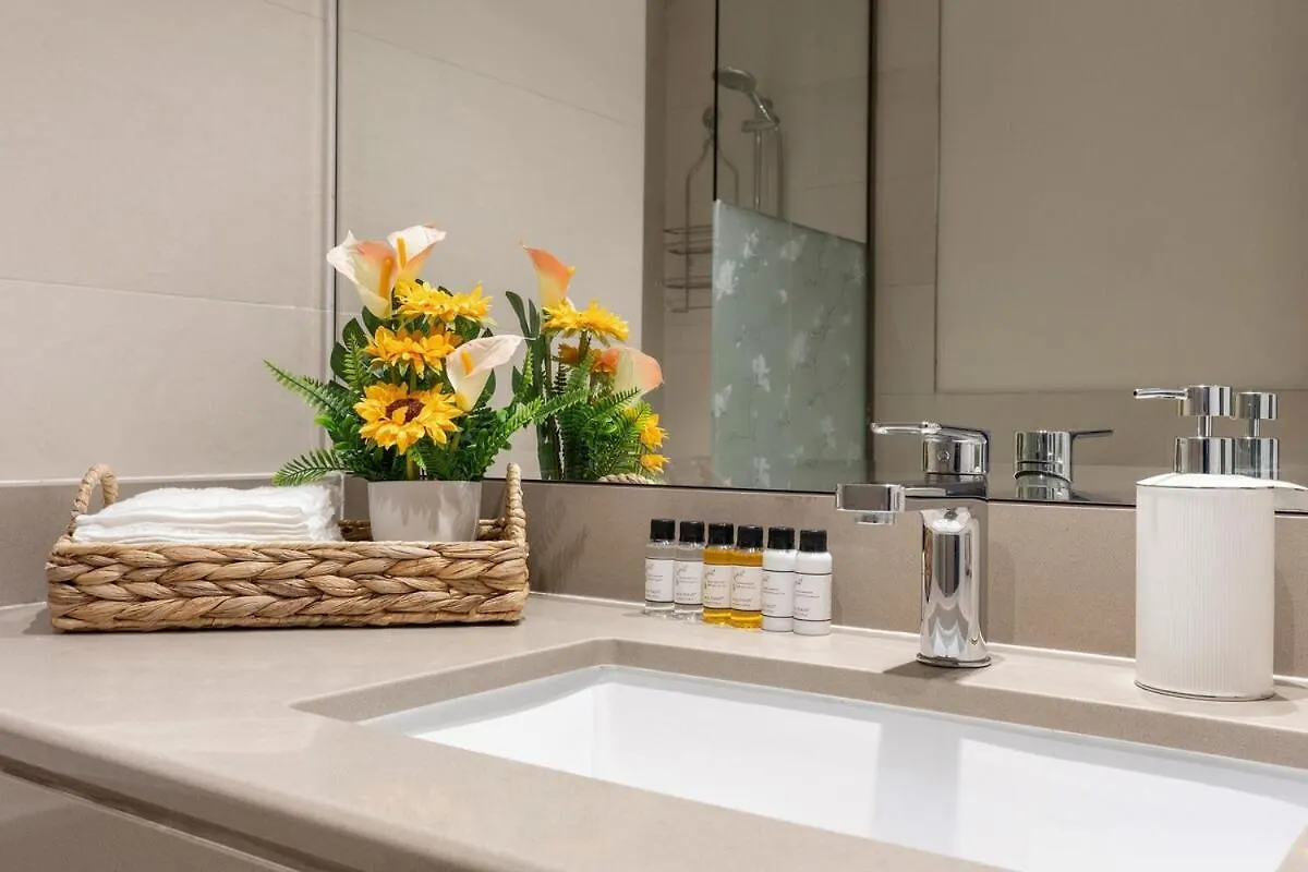 Prime Location 2Br Apartment With Pool & Dining Nearby Abu Zabi
