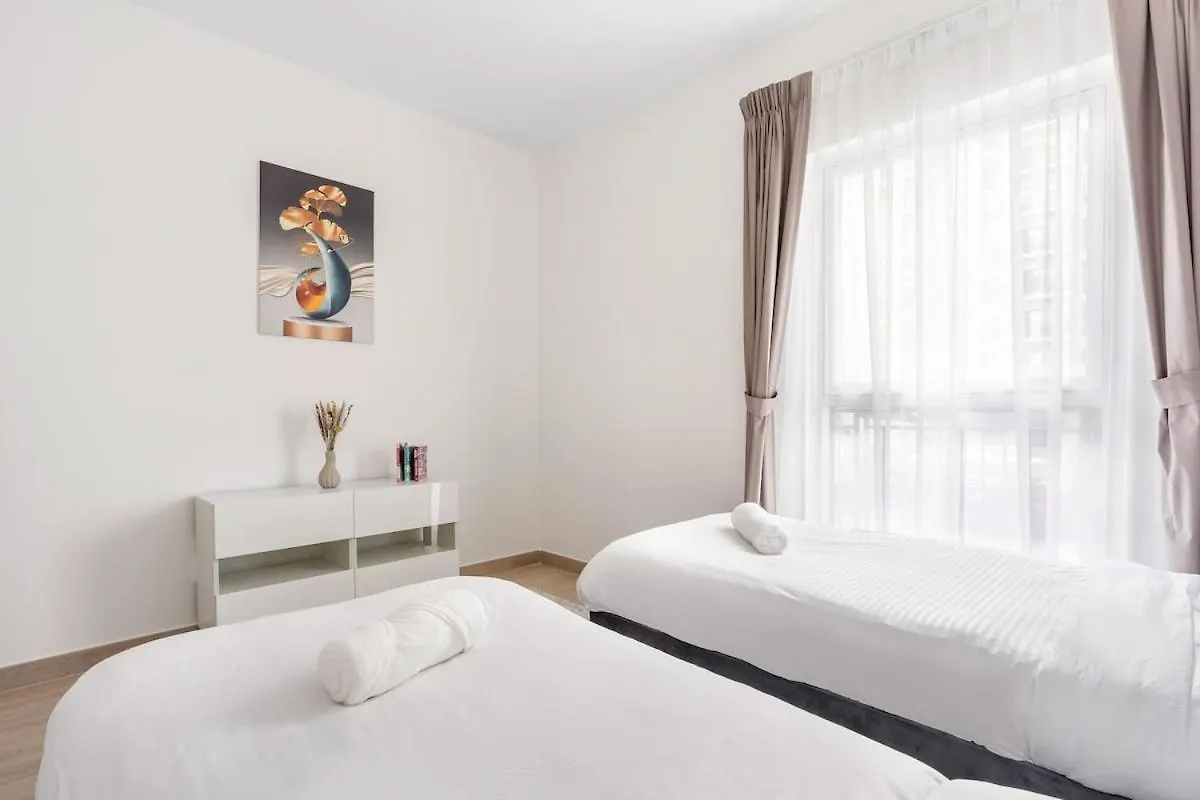 Prime Location 2Br Apartment With Pool & Dining Nearby