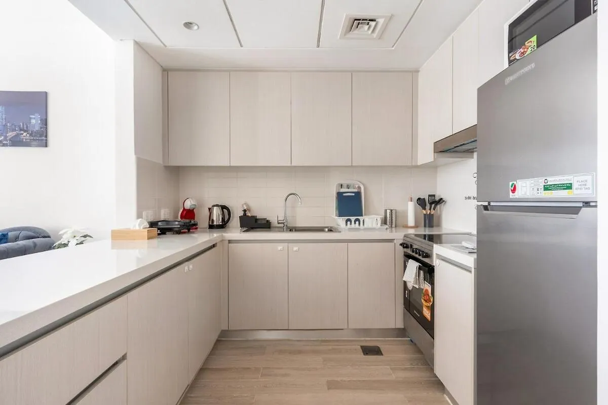 Prime Location 2Br Apartment With Pool & Dining Nearby