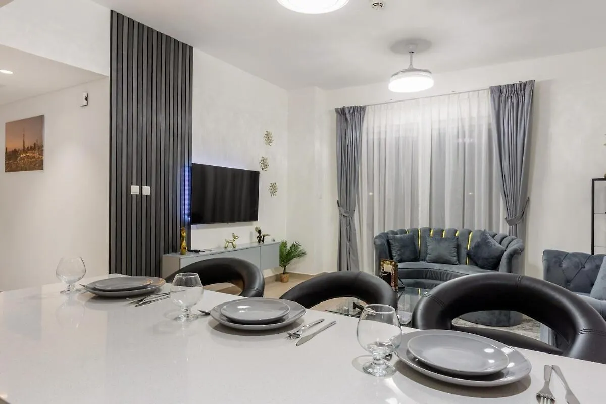 Prime Location 2Br Apartment With Pool & Dining Nearby