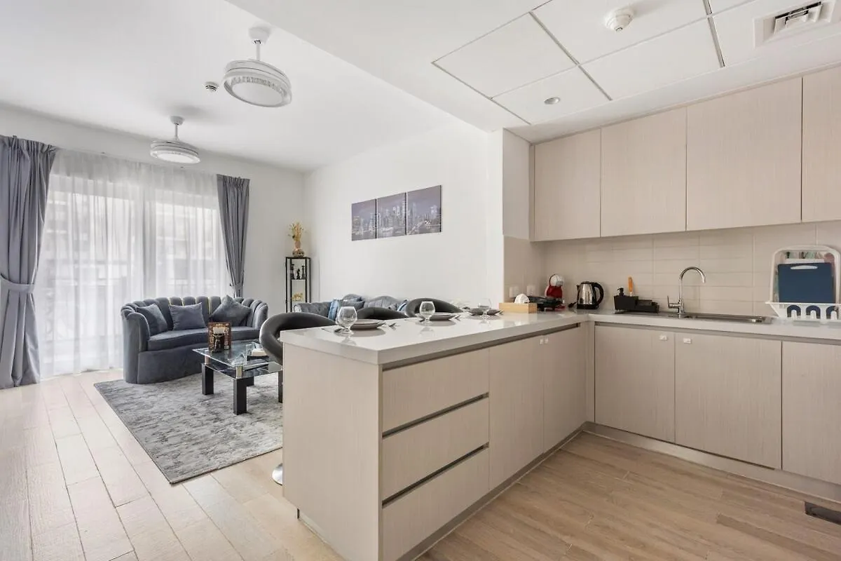 Prime Location 2Br Apartment With Pool & Dining Nearby