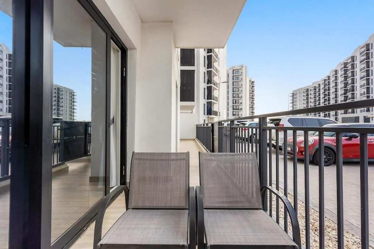 Prime Location 2Br Apartment With Pool & Dining Nearby